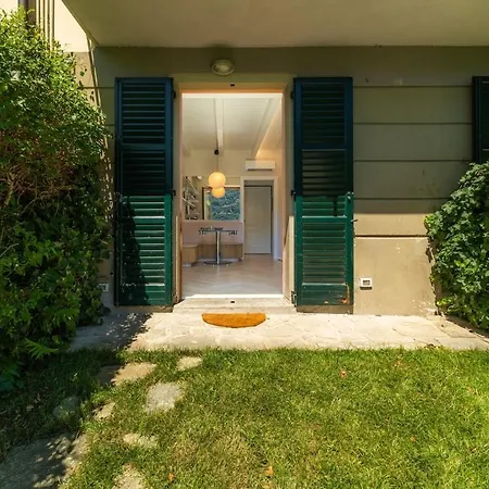 Lakeside Garden Apartment *